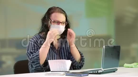 办公室里的一个女人戴着医用口罩打喷嚏视频的预览图