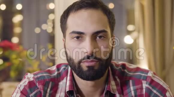 一张自信英俊的中东男人的特写照片黑头发棕色眼睛小胡子看视频的预览图