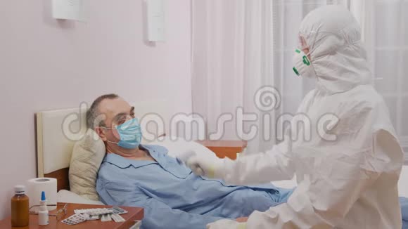 流行病期间患病老人的体温测量传染病的预防和控制视频的预览图