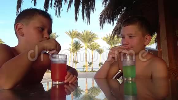 两个男孩喝夏天的鸡尾酒视频的预览图
