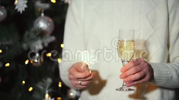 在新年庆祝活动中人们举着火花和香槟视频的预览图