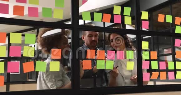 快乐年轻的多种族女性同事与领导分享项目想法视频的预览图