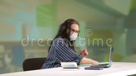 女经理在办公室戴医用口罩训斥员工违反冠状病毒预防措施视频的预览图