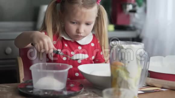 一个漂亮的小女孩在厨房做饭视频的预览图