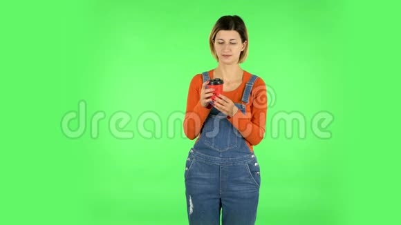 女孩喝着美味的咖啡在绿色的屏幕上感到厌恶视频的预览图