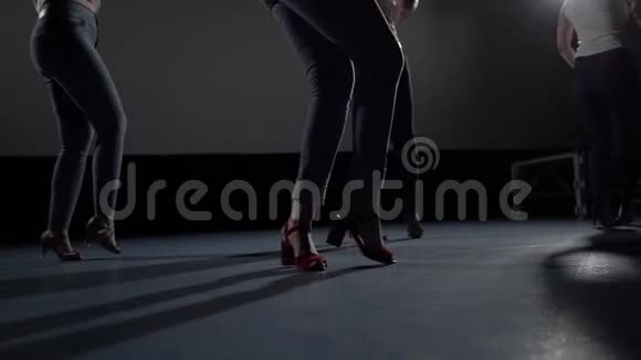 在表演中在黑暗舞台上跳舞的女人的脚特写视频的预览图