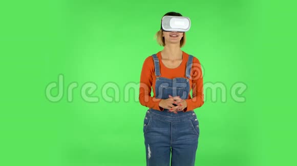 带虚拟现实护目镜的女人绿色屏幕视频的预览图