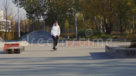 秋日滑板运动员在滑板公园玩滑板视频的预览图
