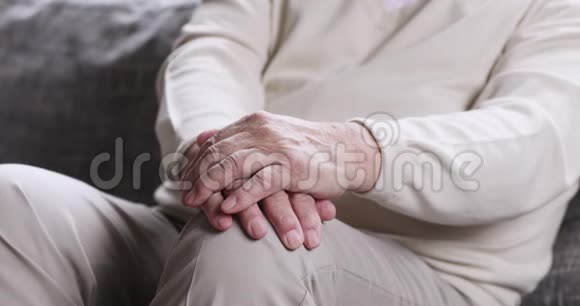 体贴的老人独自坐着双手交叉想到孤独视频的预览图