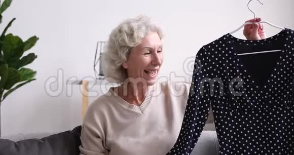 快乐的老年女性时尚博主在家录制vlog视频的预览图