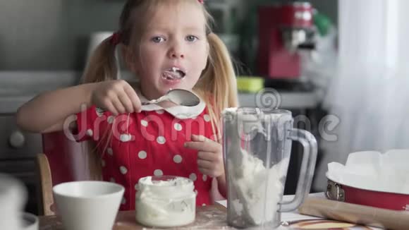 厨房里有趣的小女孩厨师视频的预览图