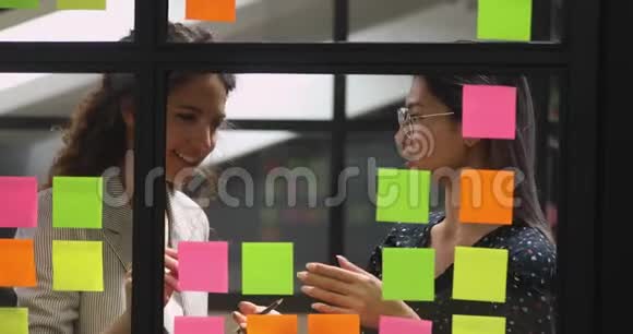 多民族年轻女企业家共同管理工作流程在坎班董事会视频的预览图