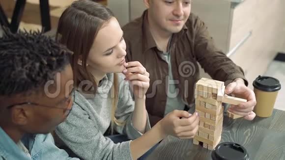 一群快乐的朋友在客厅里玩积木游戏视频的预览图