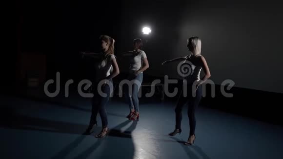成年女性在黑暗中在舞台上跳舞拉丁美洲妇女舞蹈学校视频的预览图