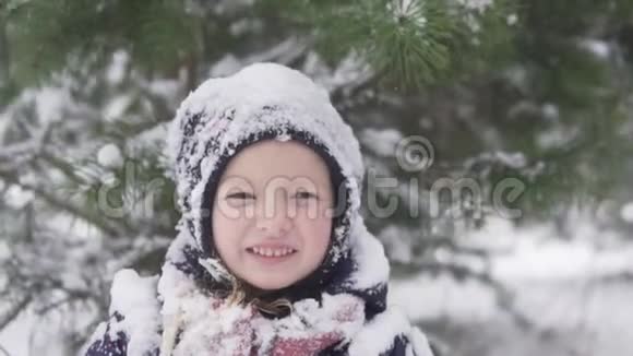 冬天散步时雪中小女孩的特写视频的预览图