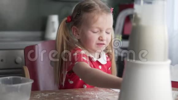 一个小女孩用耳朵塞住搅拌机的噪音视频的预览图