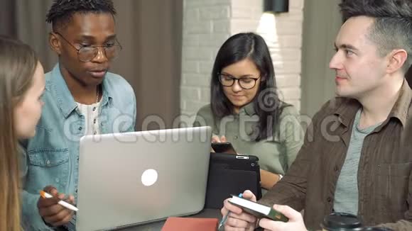 在现代办公室会见创意商业团队多种族的年轻人讨论创业理念视频的预览图
