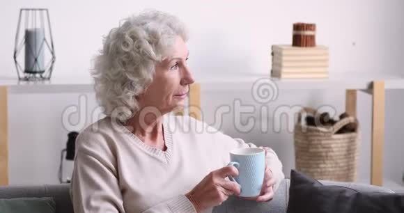 快乐轻松的老妇人望着回家喝茶视频的预览图