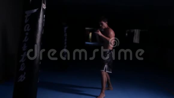 拳击手在踢之前视频的预览图