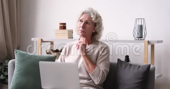 灵感来自有思想的老太太在家里打手提电脑视频的预览图