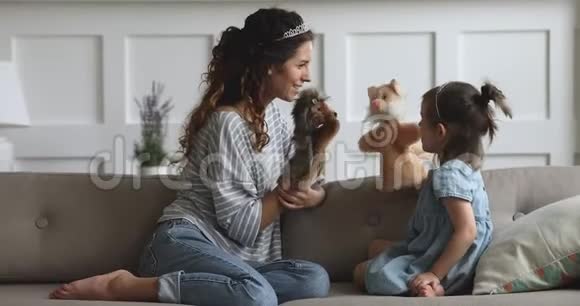 快乐的年轻母亲和女儿玩木偶玩具视频的预览图