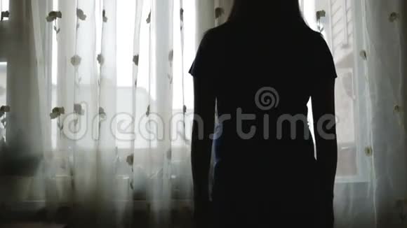 孕妇站在窗户前视频的预览图