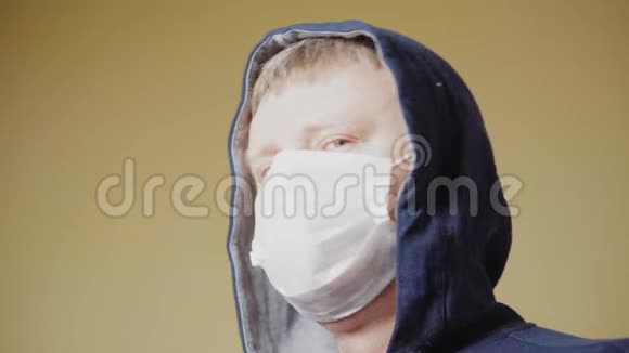 戴着医疗面罩和引擎盖的人快关门流感大流行视频的预览图