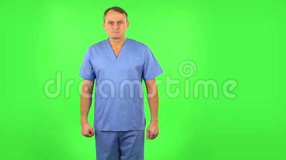 愤怒的医生的画像绿色屏幕视频的预览图
