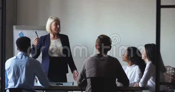 年长的女企业家导师在办公室培训中做商业报告视频的预览图
