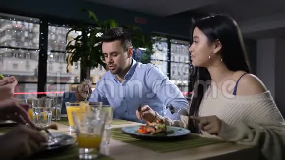 快乐的伴侣享受美味的食物和交谈视频的预览图