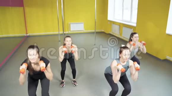 一群年轻女性在健身俱乐部和哑铃一起工作健康的生活方式观念视频的预览图