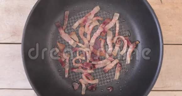 在锅里炒猪肉视频的预览图