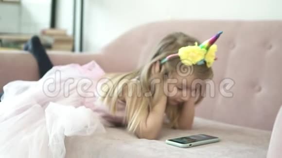 可爱的小女孩穿着一件曲线美的连衣裙从手机上看是卡通的视频的预览图