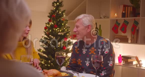 白种人老爷爷带着女儿团聚家庭幸福对话酒圣诞树视频的预览图
