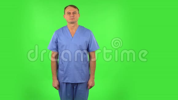 医务人员做一个摇滚手势享受生活笑绿色屏幕视频的预览图