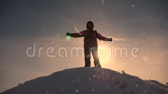 登山者冬季登山之旅旅行者爬上一座山峰阿拉斯加的旅行者登上一个下雪的山顶视频的预览图