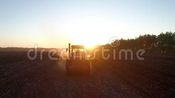 农用农用拖拉机在农场日落田作业视频的预览图