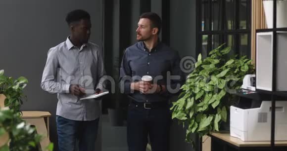 非洲裔美国青年员工与白种人的主管一起任职视频的预览图