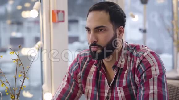 中东年轻人和餐馆里的人谈话的肖像开朗的帅哥笑着摇头视频的预览图