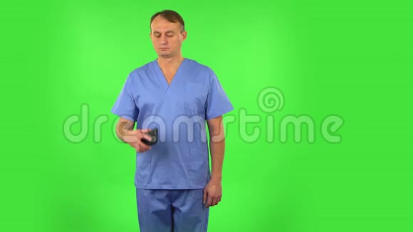 医生在为手机说话绿色屏幕视频的预览图