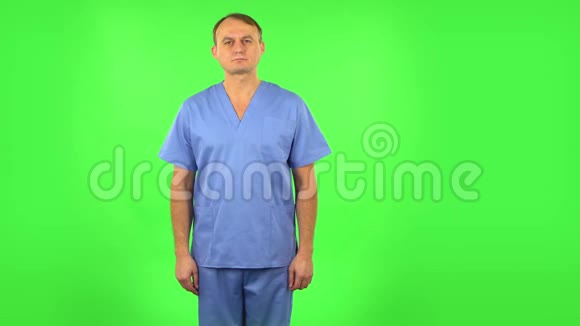 医生感觉不好胃疼恶心绿色屏幕视频的预览图