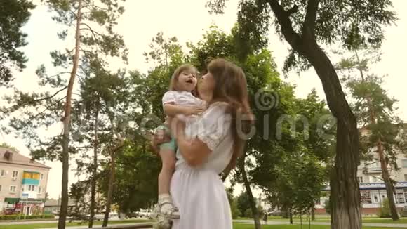 美丽的母亲和她的孩子正在公园里玩宝贝拥抱快乐的母亲母亲节快乐快乐妈妈和宝宝4K视频的预览图