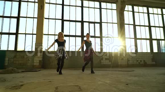 日落时分在阁楼工作室排练舞蹈二人组视频的预览图