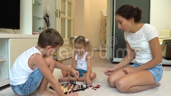 哥哥和姐姐在家和妈妈下棋视频的预览图