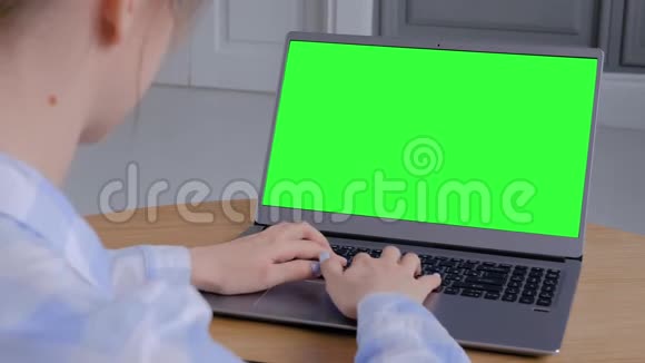 女士在笔记本电脑键盘上输入绿色空显示器视频的预览图