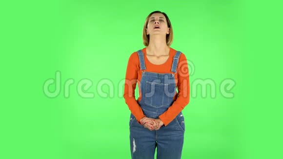 年轻疲惫的女人用手冷却自己患有高温天气绿色屏幕视频的预览图