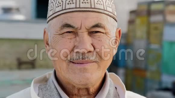 亚洲面孔肖像老人微笑或老人农民户外日记视频的预览图