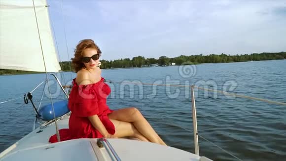 在帆船上旅行的迷人年轻女子视频的预览图
