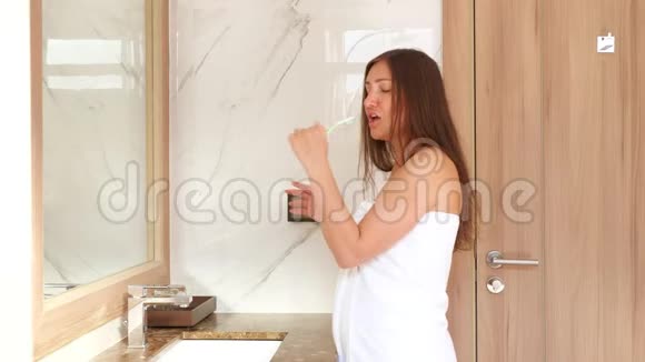 美女刷牙唱白牙刷视频的预览图