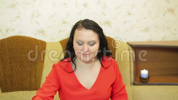 女人一边细嚼慢咽一边用筷子吃面包视频的预览图